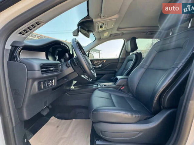 Белый Линкольн Corsair, объемом двигателя 2 л и пробегом 2 тыс. км за 30000 $, фото 6 на Automoto.ua