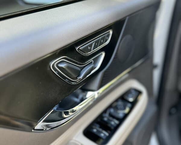 Белый Линкольн Corsair, объемом двигателя 2 л и пробегом 15 тыс. км за 34800 $, фото 13 на Automoto.ua