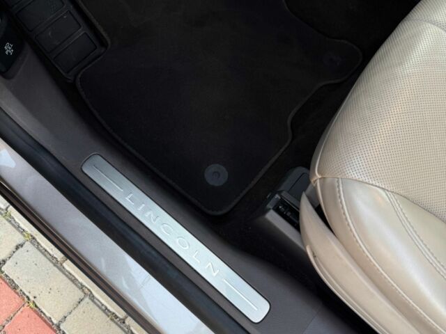 Бежевый Линкольн Corsair, объемом двигателя 2 л и пробегом 57 тыс. км за 25000 $, фото 17 на Automoto.ua