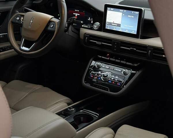 Серый Линкольн Corsair, объемом двигателя 2 л и пробегом 38 тыс. км за 30900 $, фото 15 на Automoto.ua