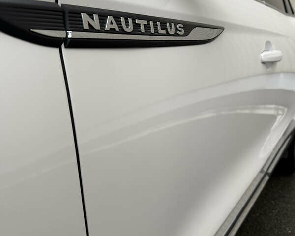 Белый Линкольн Nautilus, объемом двигателя 2.69 л и пробегом 104 тыс. км за 22000 $, фото 16 на Automoto.ua