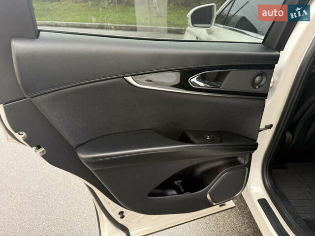 Белый Линкольн Nautilus, объемом двигателя 2.69 л и пробегом 104 тыс. км за 22000 $, фото 37 на Automoto.ua