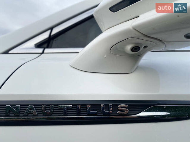 Белый Линкольн Nautilus, объемом двигателя 2 л и пробегом 160 тыс. км за 19999 $, фото 8 на Automoto.ua