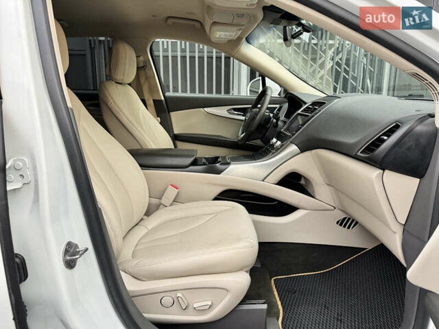 Белый Линкольн Nautilus, объемом двигателя 2 л и пробегом 35 тыс. км за 21500 $, фото 23 на Automoto.ua