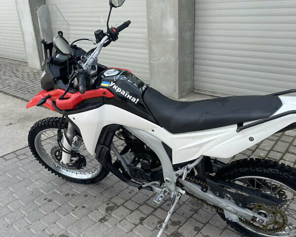 Красный Лонкин LX 250GY-3G, объемом двигателя 0.22 л и пробегом 22 тыс. км за 1300 $, фото 1 на Automoto.ua