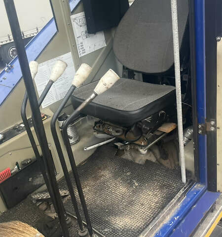 Синий МАЗ 5571, объемом двигателя 6.65 л и пробегом 13 тыс. км за 140000 $, фото 11 на Automoto.ua