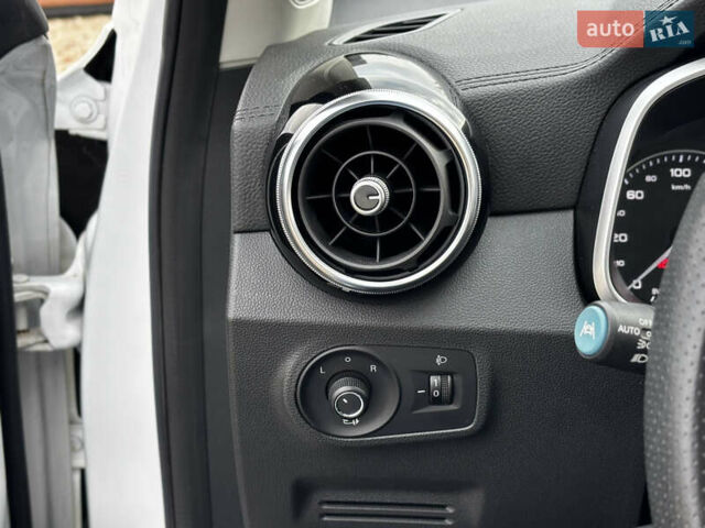 Белый МГ ZS EV, объемом двигателя 0 л и пробегом 45 тыс. км за 14300 $, фото 24 на Automoto.ua