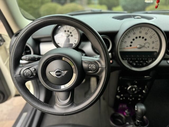 Белый Мини Клабмен, объемом двигателя 1.6 л и пробегом 200 тыс. км за 8199 $, фото 5 на Automoto.ua