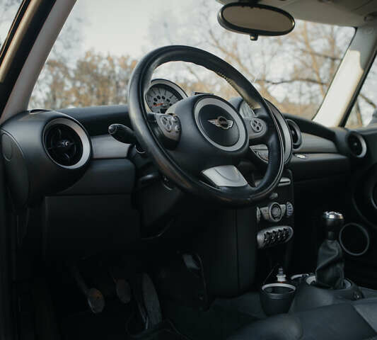 Білий Міні Клубмен, об'ємом двигуна 1.6 л та пробігом 200 тис. км за 7000 $, фото 9 на Automoto.ua