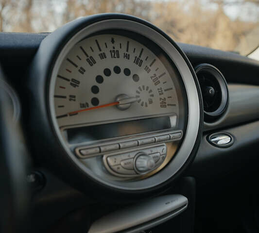 Білий Міні Клубмен, об'ємом двигуна 1.6 л та пробігом 200 тис. км за 7000 $, фото 6 на Automoto.ua