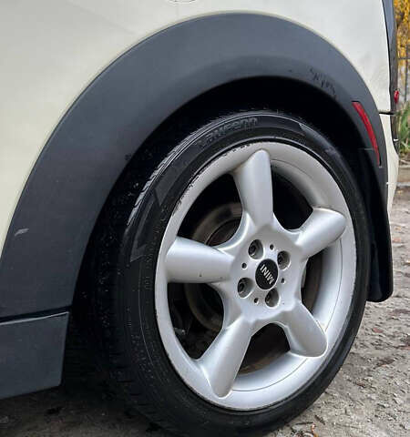 Белый Мини Клабмен, объемом двигателя 1.6 л и пробегом 198 тыс. км за 7900 $, фото 11 на Automoto.ua