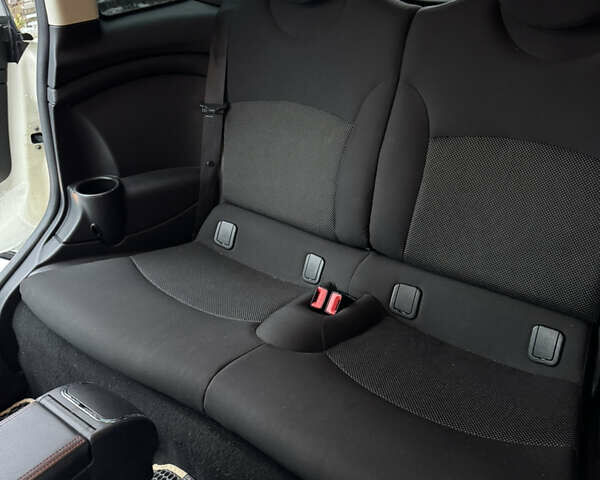 Білий Міні Клубмен, об'ємом двигуна 2 л та пробігом 235 тис. км за 8499 $, фото 15 на Automoto.ua