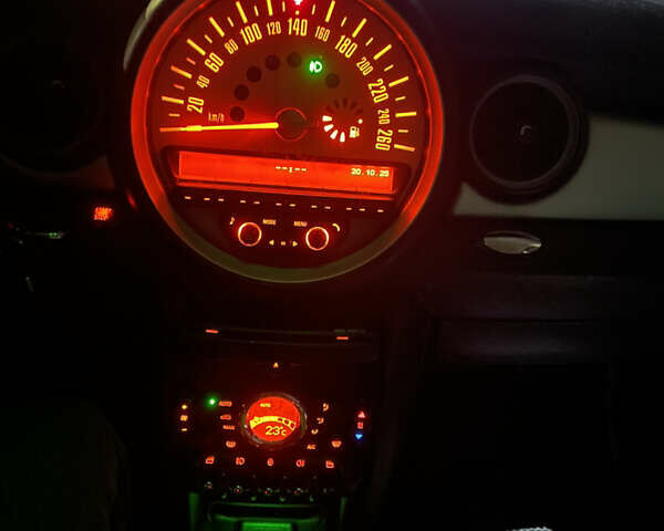 Міні Клубмен 2013 у Києві на Automoto.ua Білий Міні Клубмен, об'ємом двигуна 2 л та пробігом 235 тис. км за 9499 $, фото 6 на Automoto.ua