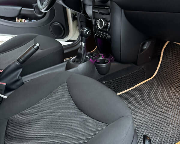 Білий Міні Клубмен, об'ємом двигуна 2 л та пробігом 235 тис. км за 8499 $, фото 13 на Automoto.ua