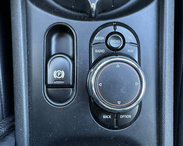 Білий Міні Клубмен, об'ємом двигуна 2 л та пробігом 152 тис. км за 13000 $, фото 16 на Automoto.ua