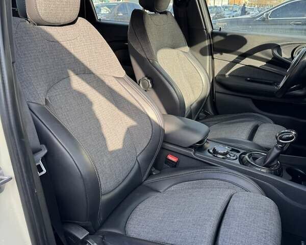 Білий Міні Клубмен, об'ємом двигуна 2 л та пробігом 152 тис. км за 13000 $, фото 29 на Automoto.ua