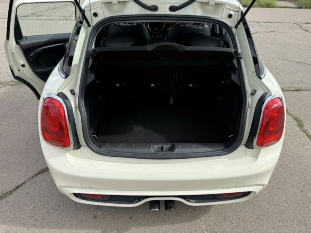 Білий Міні Cooper S, об'ємом двигуна 2 л та пробігом 129 тис. км за 13297 $, фото 18 на Automoto.ua