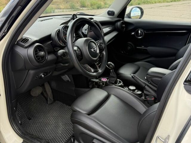 Білий Міні Cooper S, об'ємом двигуна 2 л та пробігом 129 тис. км за 13297 $, фото 12 на Automoto.ua