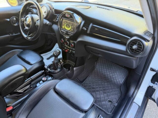 Белый Мини Купер С, объемом двигателя 2 л и пробегом 69 тыс. км за 6100 $, фото 9 на Automoto.ua