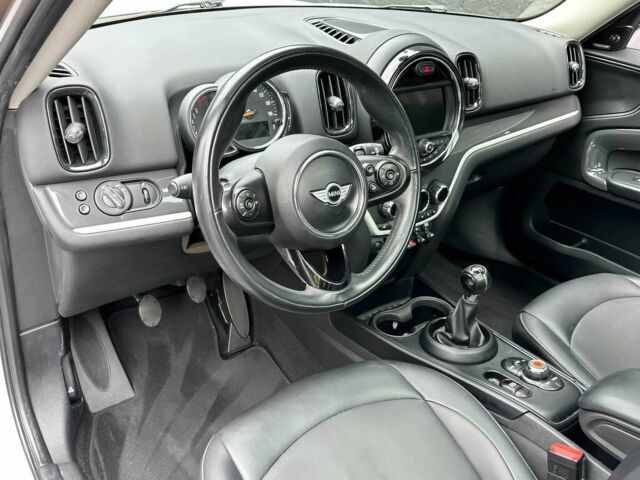 Белый Мини Купер С, объемом двигателя 2 л и пробегом 47 тыс. км за 4100 $, фото 11 на Automoto.ua