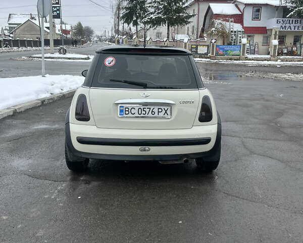 Белый Мини Купер, объемом двигателя 1.6 л и пробегом 211 тыс. км за 4500 $, фото 4 на Automoto.ua