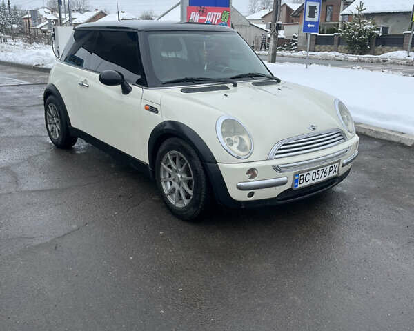 Белый Мини Купер, объемом двигателя 1.6 л и пробегом 211 тыс. км за 4500 $, фото 2 на Automoto.ua