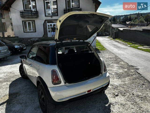 Белый Мини Купер, объемом двигателя 1.6 л и пробегом 250 тыс. км за 4499 $, фото 12 на Automoto.ua