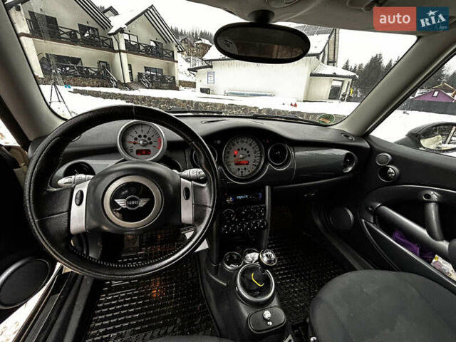Белый Мини Купер, объемом двигателя 1.6 л и пробегом 260 тыс. км за 4500 $, фото 14 на Automoto.ua