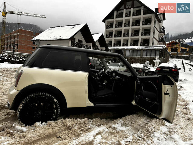 Белый Мини Купер, объемом двигателя 1.6 л и пробегом 260 тыс. км за 4500 $, фото 6 на Automoto.ua