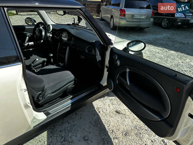 Белый Мини Купер, объемом двигателя 1.6 л и пробегом 250 тыс. км за 4800 $, фото 7 на Automoto.ua