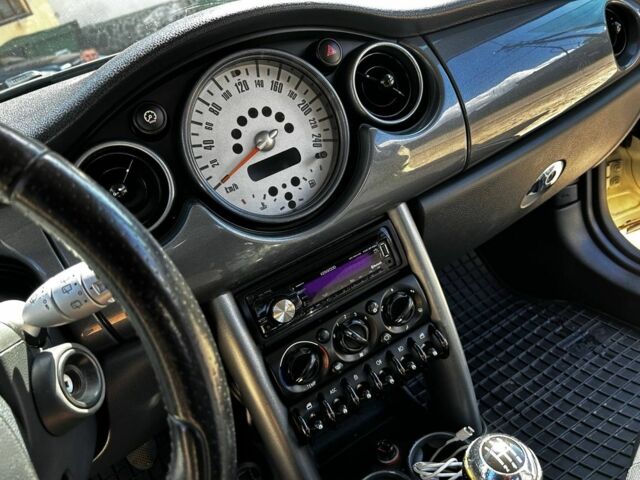 Белый Мини Купер, объемом двигателя 1.6 л и пробегом 264 тыс. км за 3498 $, фото 6 на Automoto.ua
