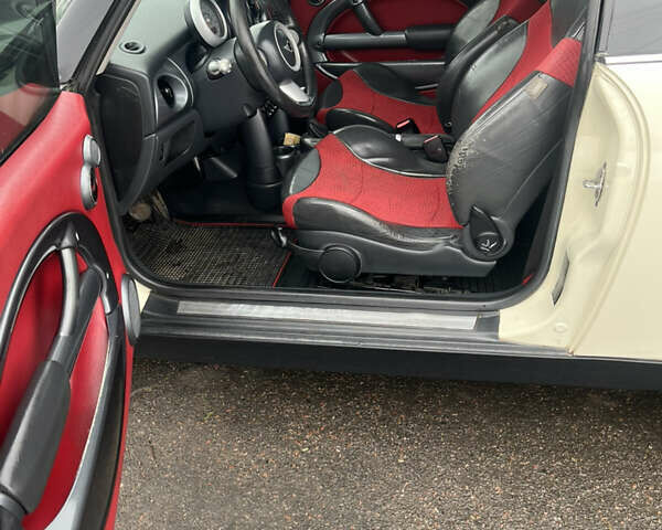 Белый Мини Купер, объемом двигателя 1.6 л и пробегом 211 тыс. км за 4500 $, фото 6 на Automoto.ua