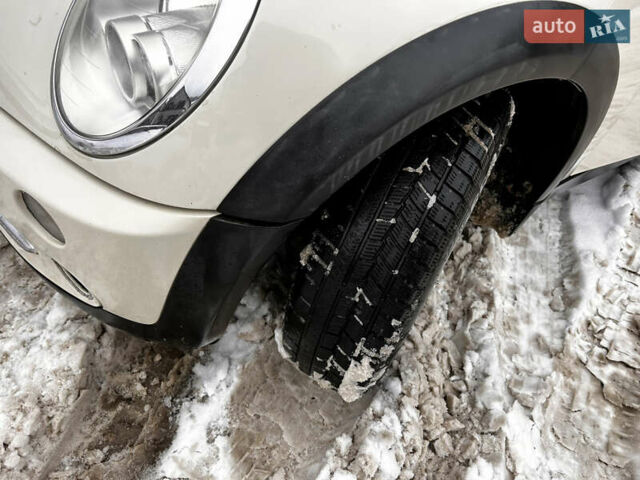 Белый Мини Купер, объемом двигателя 1.6 л и пробегом 260 тыс. км за 4500 $, фото 11 на Automoto.ua