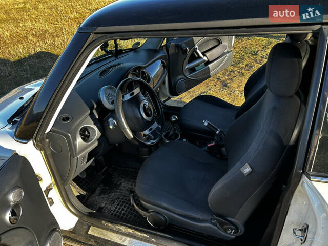 Белый Мини Купер, объемом двигателя 1.6 л и пробегом 250 тыс. км за 4800 $, фото 2 на Automoto.ua