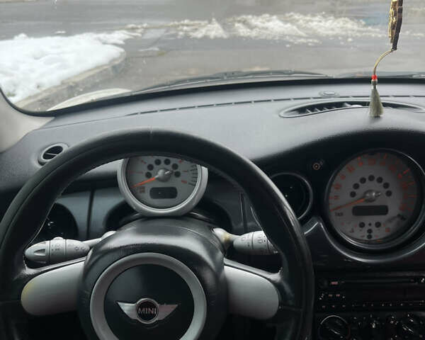 Белый Мини Купер, объемом двигателя 1.6 л и пробегом 211 тыс. км за 4500 $, фото 13 на Automoto.ua