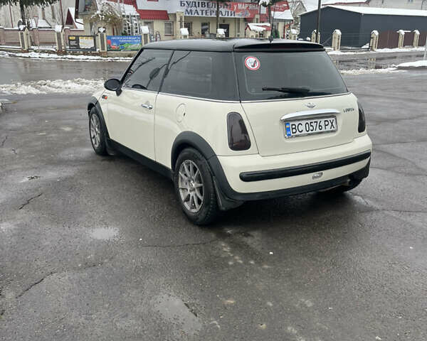 Белый Мини Купер, объемом двигателя 1.6 л и пробегом 211 тыс. км за 4500 $, фото 5 на Automoto.ua