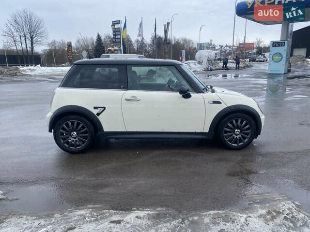 Белый Мини Купер, объемом двигателя 1.4 л и пробегом 240 тыс. км за 3750 $, фото 3 на Automoto.ua