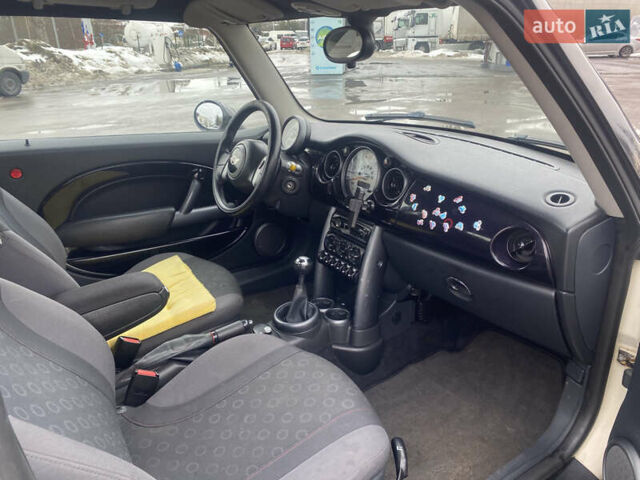 Белый Мини Купер, объемом двигателя 1.4 л и пробегом 240 тыс. км за 3750 $, фото 11 на Automoto.ua