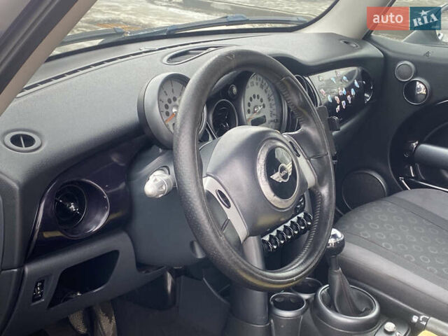 Белый Мини Купер, объемом двигателя 1.4 л и пробегом 240 тыс. км за 3750 $, фото 8 на Automoto.ua