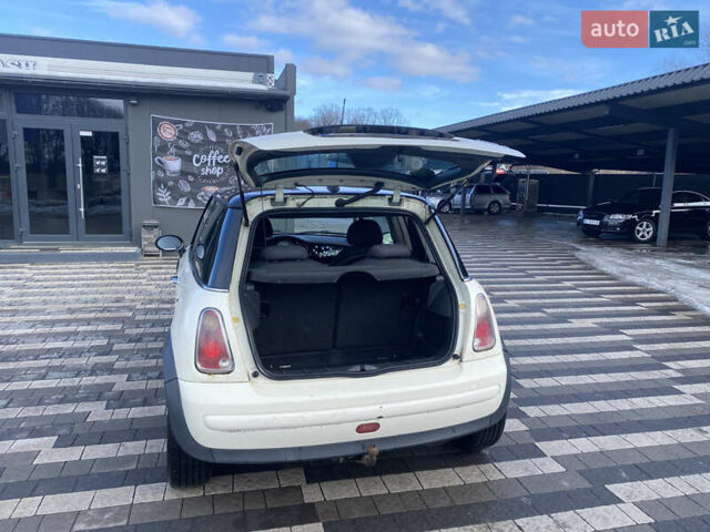 Белый Мини Купер, объемом двигателя 1.4 л и пробегом 241 тыс. км за 3800 $, фото 11 на Automoto.ua