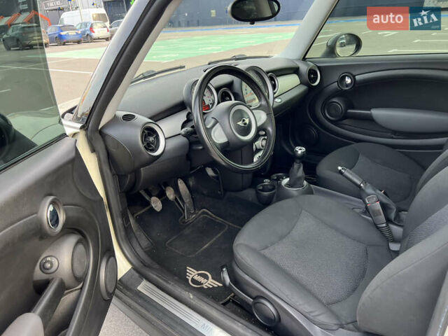 Белый Мини Купер, объемом двигателя 1.4 л и пробегом 222 тыс. км за 5500 $, фото 7 на Automoto.ua