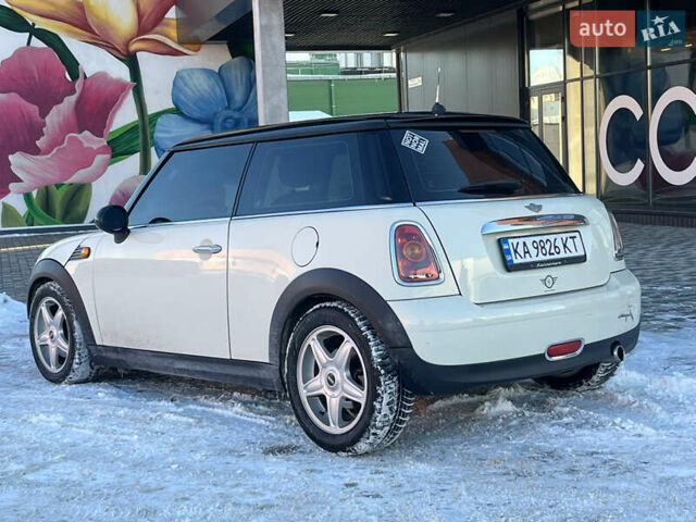 Белый Мини Купер, объемом двигателя 1.6 л и пробегом 236 тыс. км за 5550 $, фото 4 на Automoto.ua