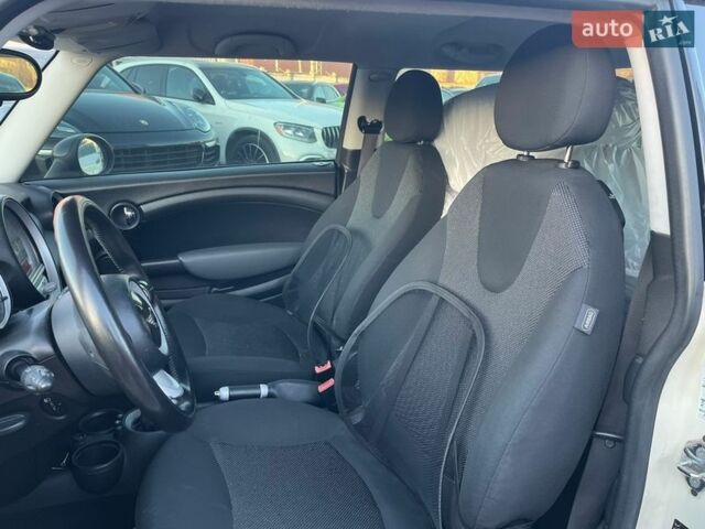 Белый Мини Купер, объемом двигателя 1.6 л и пробегом 236 тыс. км за 5550 $, фото 5 на Automoto.ua