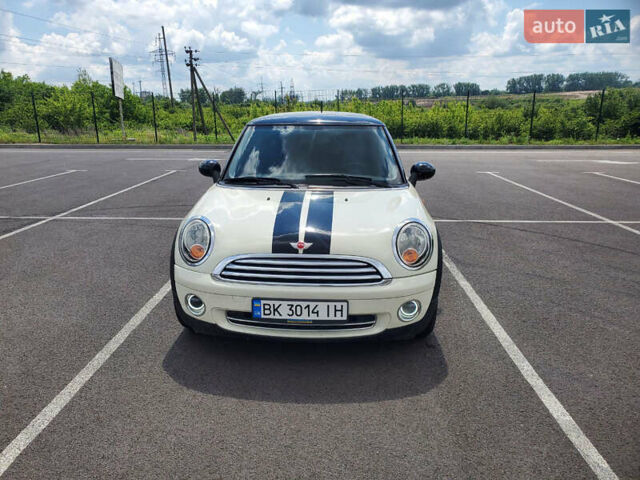 Білий Міні Cooper, об'ємом двигуна 1.6 л та пробігом 232 тис. км за 4600 $, фото 4 на Automoto.ua