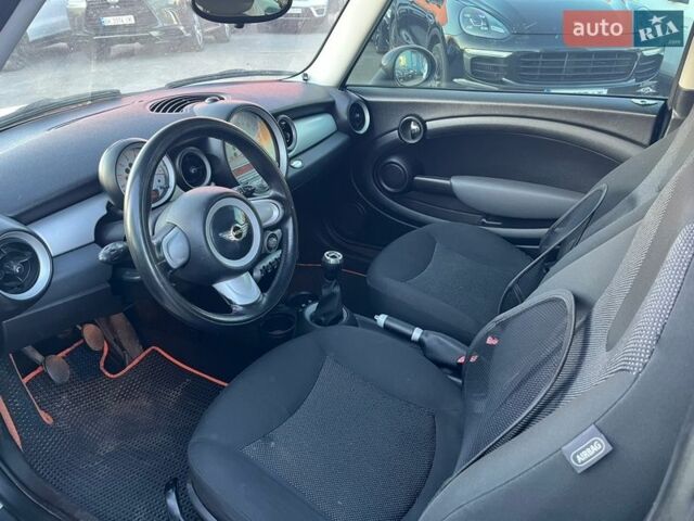 Белый Мини Купер, объемом двигателя 1.6 л и пробегом 236 тыс. км за 5550 $, фото 4 на Automoto.ua