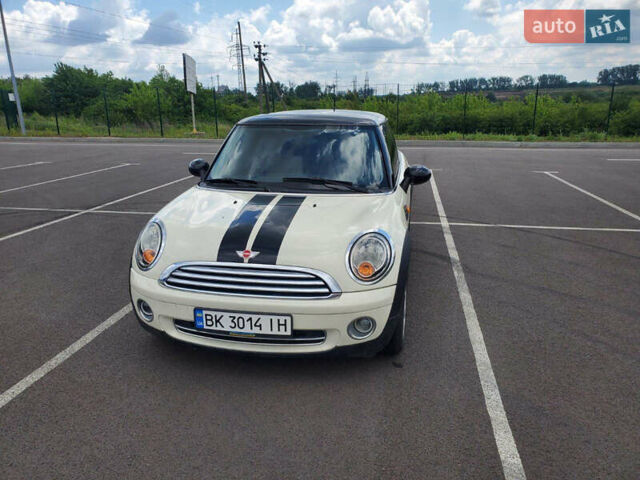 Белый Мини Купер, объемом двигателя 1.6 л и пробегом 232 тыс. км за 5500 $, фото 2 на Automoto.ua