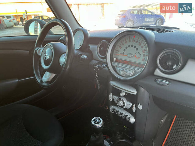Белый Мини Купер, объемом двигателя 1.6 л и пробегом 236 тыс. км за 5550 $, фото 9 на Automoto.ua