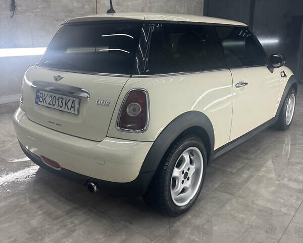 Білий Міні Cooper, об'ємом двигуна 1.4 л та пробігом 229 тис. км за 6500 $, фото 2 на Automoto.ua