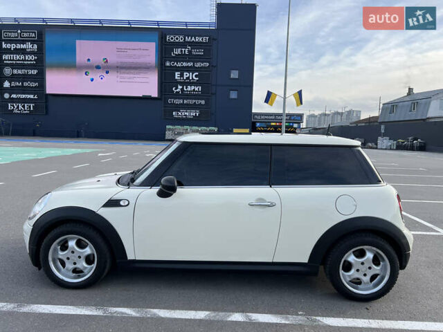 Белый Мини Купер, объемом двигателя 1.4 л и пробегом 222 тыс. км за 5500 $, фото 4 на Automoto.ua
