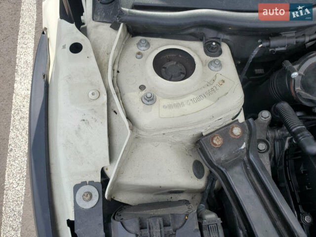 Білий Міні Cooper, об'ємом двигуна 1.6 л та пробігом 232 тис. км за 3900 $, фото 14 на Automoto.ua